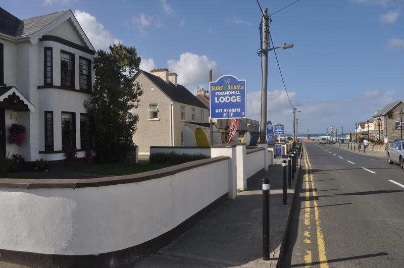 Strandhill Lodge & Surf School  0