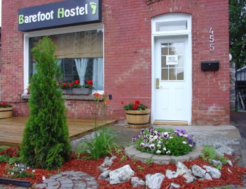 Barefoot Hostel  0