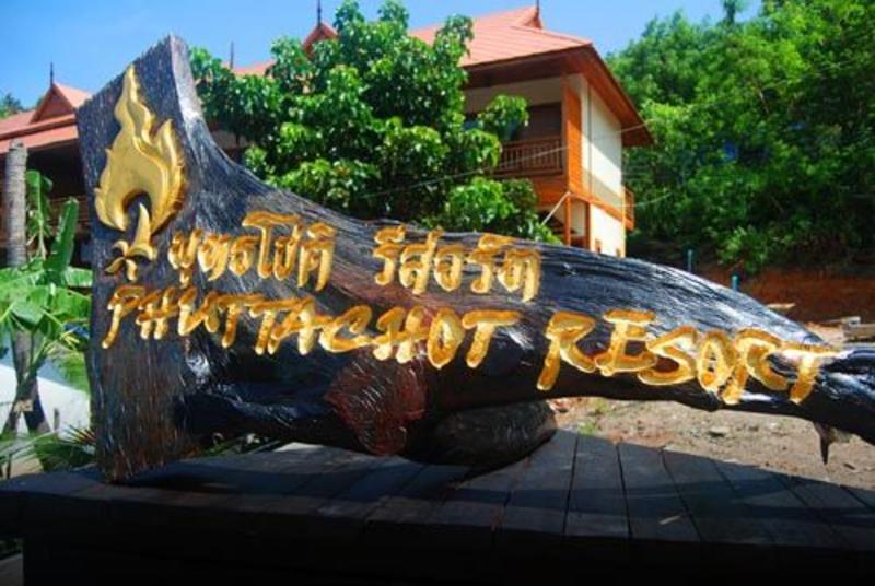 Phuttachot Resort Phi Phi  0