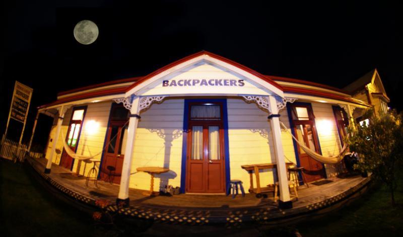 Stables Lodge Backpackers  0