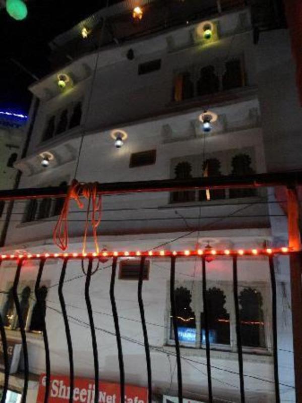 Hotel Ishwar Palace  0