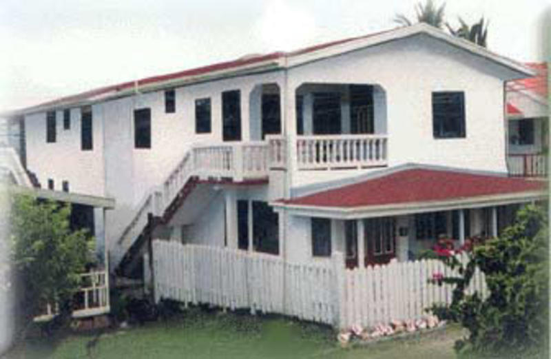 Tropical Breeze Guesthouse/Apartments  0