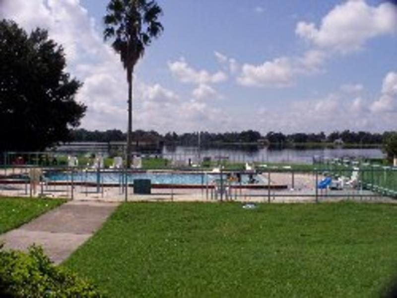 Palm Lakefront Resort & Hostel  2