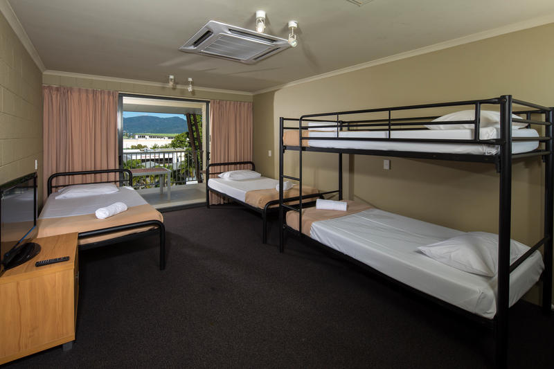 Gilligan's Backpacker Hotel & Resort Cairns  3