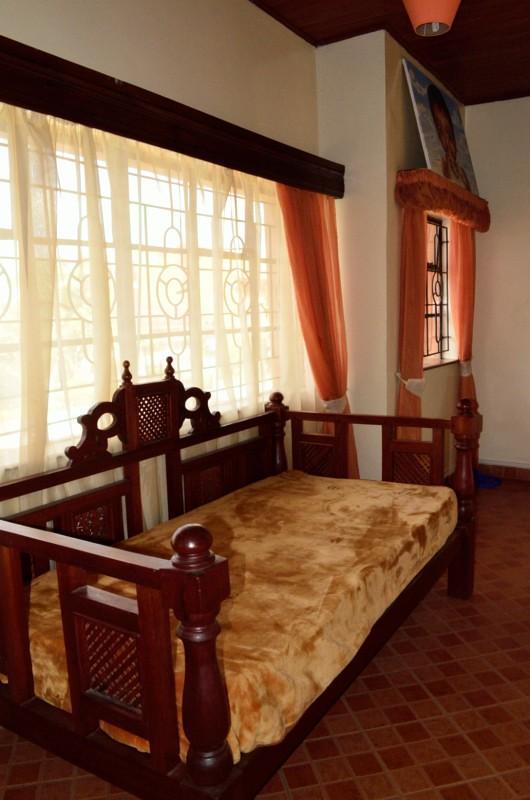 Milimani Bed & Breakfast  0