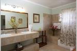 Paradise Discovery Bay Beachfront Villa - Image 8