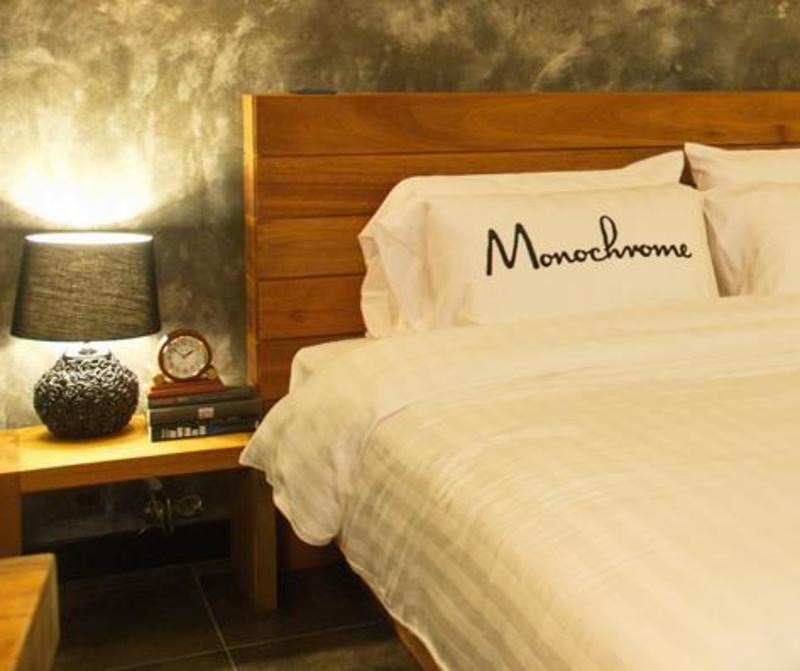 Monochrome Resort  0